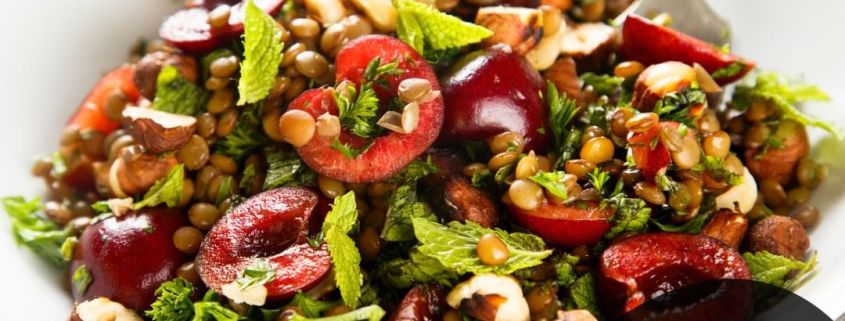 Ensalada de lentejas, cerezas y langostinos