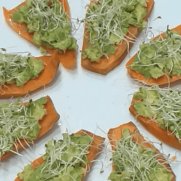 Tapa de boniato con aguacate y alfalfa