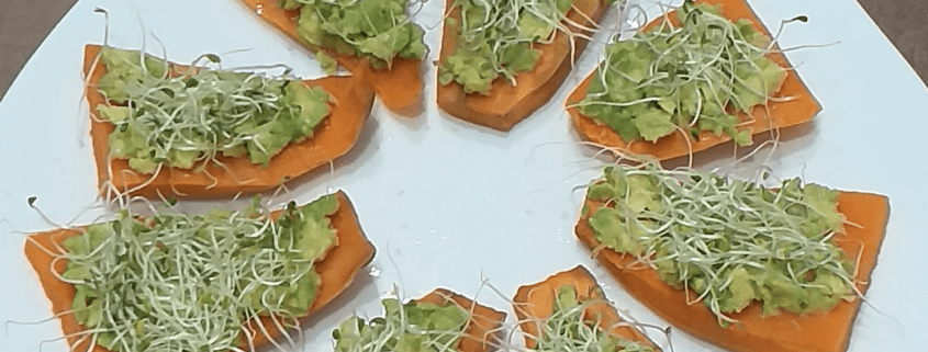 Tapa de boniato con aguacate y alfalfa