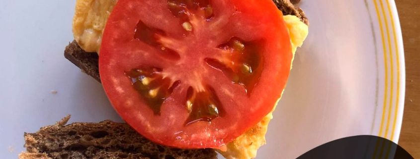 Bocata de tortilla francesa con tomate