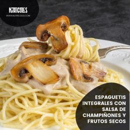 Espaguetis integrales con salsa de champiñones y frutos secos