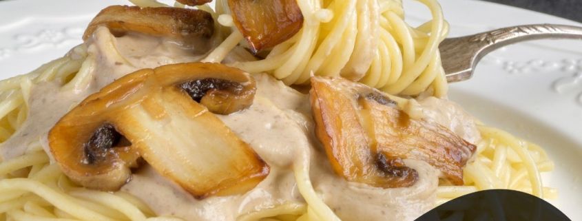 Espaguetis integrales con salsa de champiñones y frutos secos