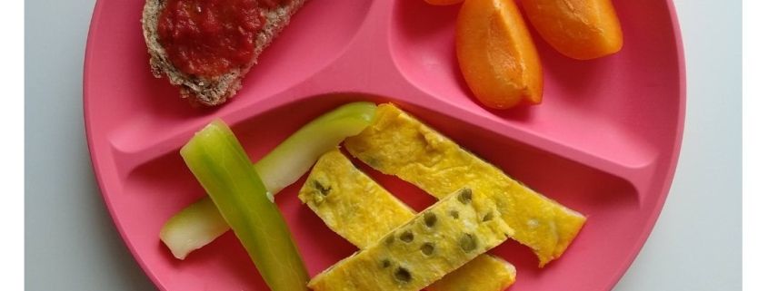 Platos BLW: pan con tomate, calabacín, tortilla de guisantes y albaricoque